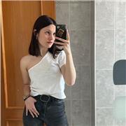 Soy una chica de 17 años con el FCF con nivel C1 que lleva haciendo inglés desde los dos años y que ama el idioma así como enseñar